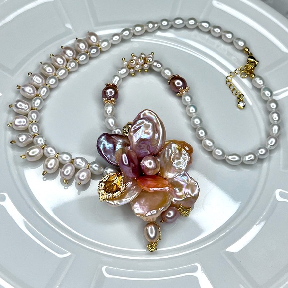 Jewelry - 🔥 Beautiful Ombré High/ Premium Freshwater Keshi Pearl HUGE Flower 🌺 Necklace